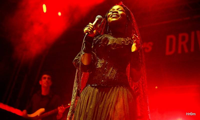 Hvězdou prvního dne Colours of Ostrava byla Florence and the Machine, vystoupili i MØ nebo Red Baraat