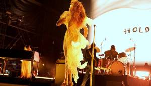 Hvězdou prvního dne Colours of Ostrava byla Florence and the Machine, vystoupili i MØ nebo Red Baraat