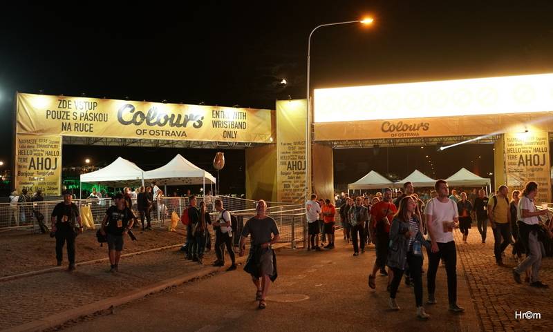 Hvězdou prvního dne Colours of Ostrava byla Florence and the Machine, vystoupili i MØ nebo Red Baraat