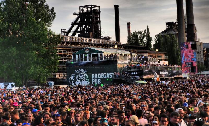 Hvězdou prvního dne Colours of Ostrava byla Florence and the Machine, vystoupili i MØ nebo Red Baraat