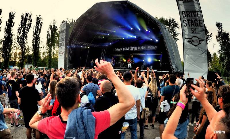 Hvězdou prvního dne Colours of Ostrava byla Florence and the Machine, vystoupili i MØ nebo Red Baraat