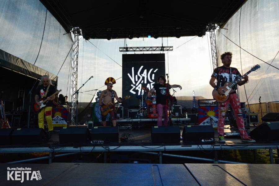 Toy Dolls, Olympic, Fast Food Orchestra i Visací zámek se předvedli v druhý den Footfestu