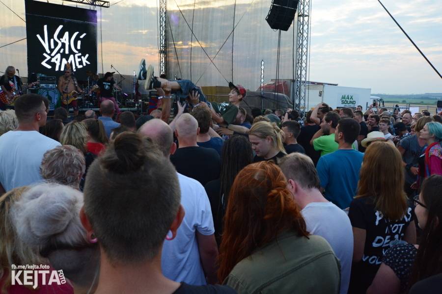 Toy Dolls, Olympic, Fast Food Orchestra i Visací zámek se předvedli v druhý den Footfestu