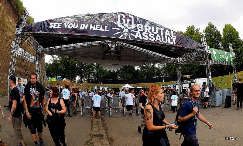 Metalové kázání v Josefově: Brutal Assault hostil v první den Parkway Drive, Therion nebo Batushku