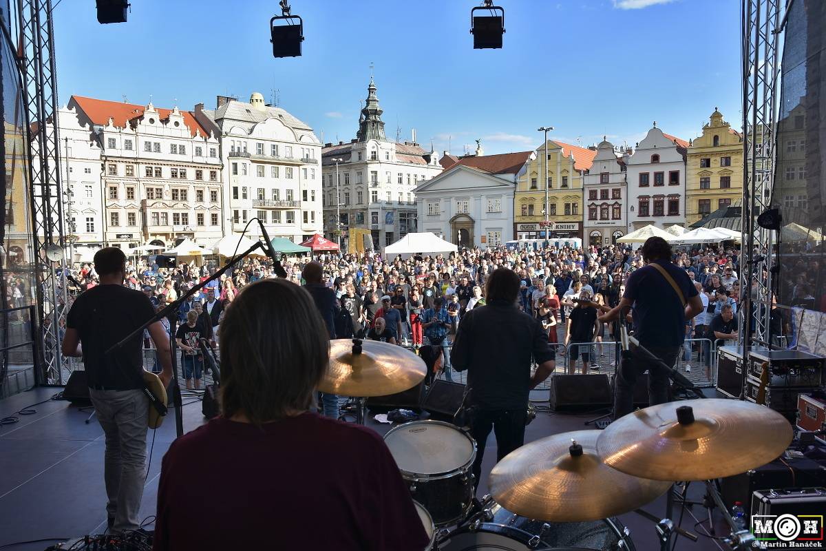 Živá ulice v Plzni: Monika Načeva, Michal Pavlíček, Michal Ambrož nebo Lenka Dusilová oslavovali svobodu