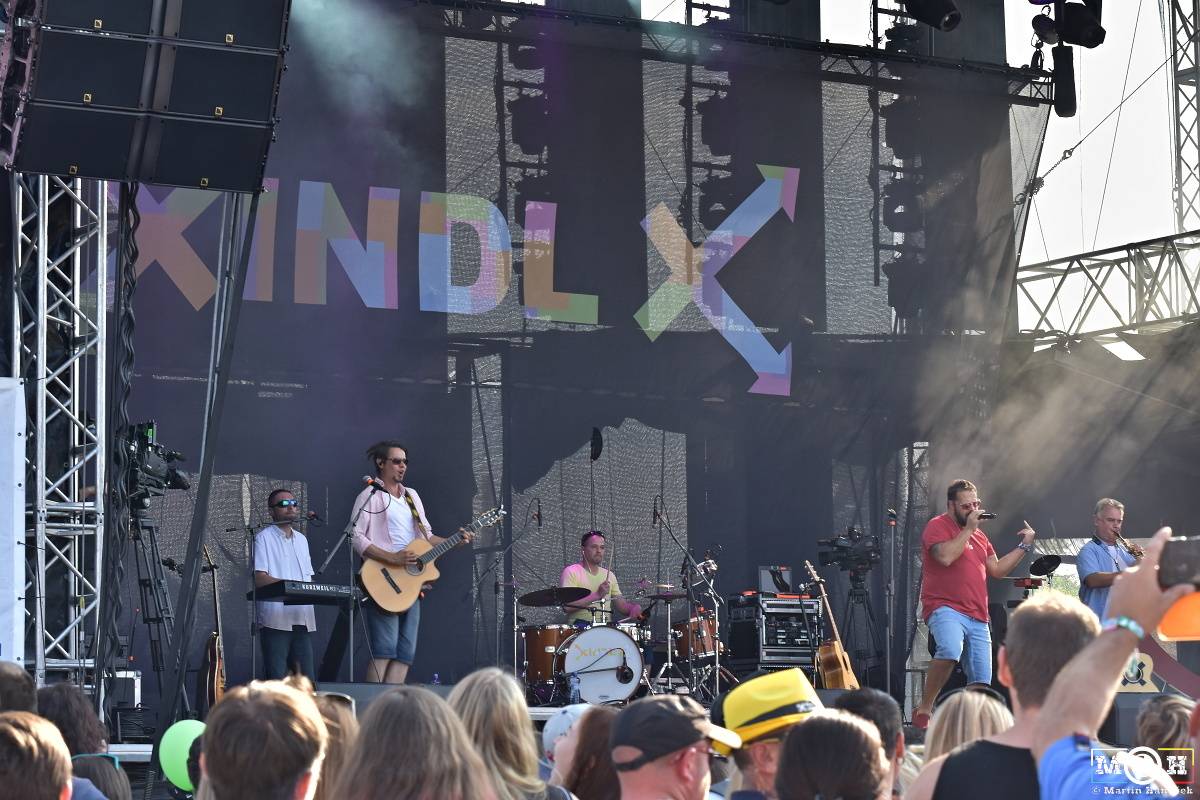 Létofest zamířil do Plzně: Za teplého počasí bavili Monkey Business, Pražský výběr i Marek Ztracený