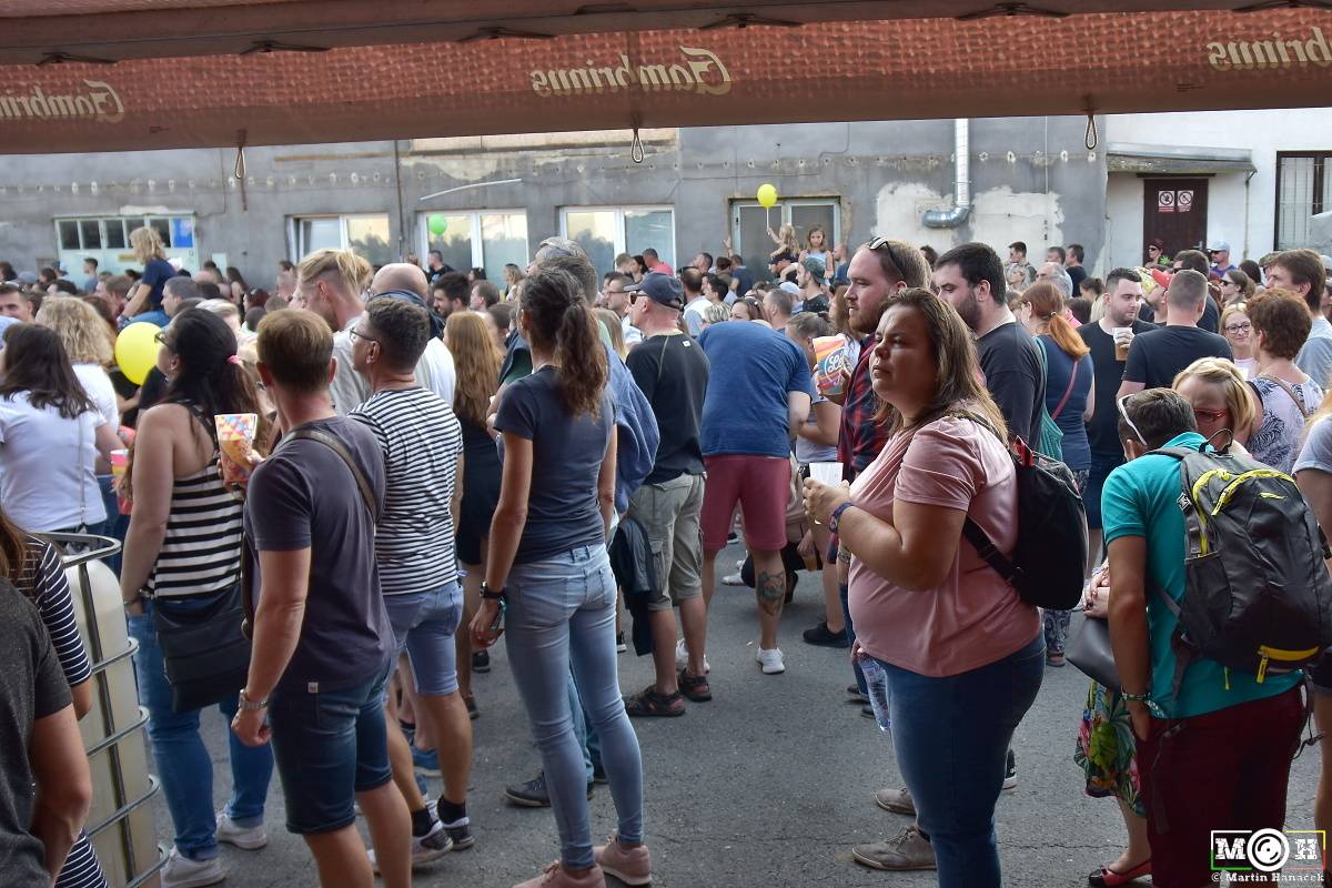 Létofest zamířil do Plzně: Za teplého počasí bavili Monkey Business, Pražský výběr i Marek Ztracený