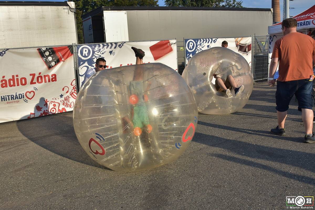 Létofest zamířil do Plzně: Za teplého počasí bavili Monkey Business, Pražský výběr i Marek Ztracený