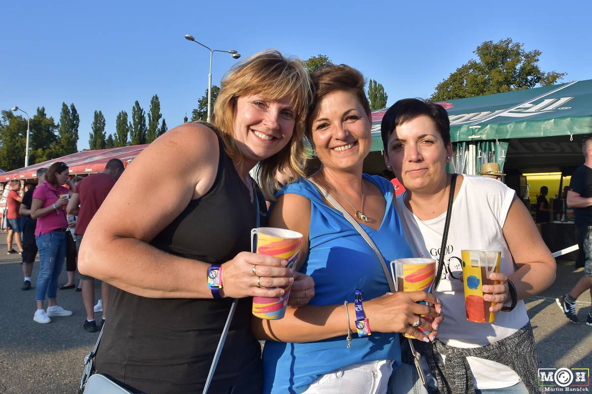 Létofest zamířil do Plzně: Za teplého počasí bavili Monkey Business, Pražský výběr i Marek Ztracený