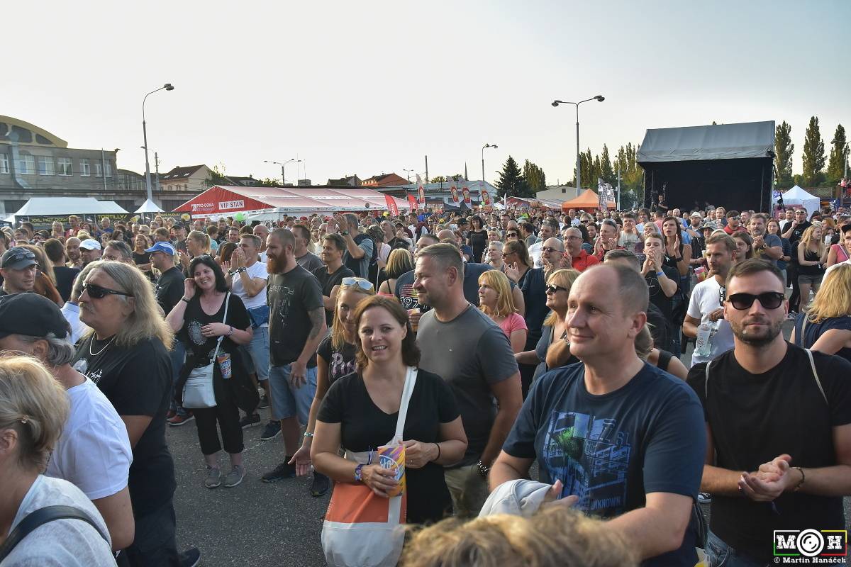Létofest zamířil do Plzně: Za teplého počasí bavili Monkey Business, Pražský výběr i Marek Ztracený
