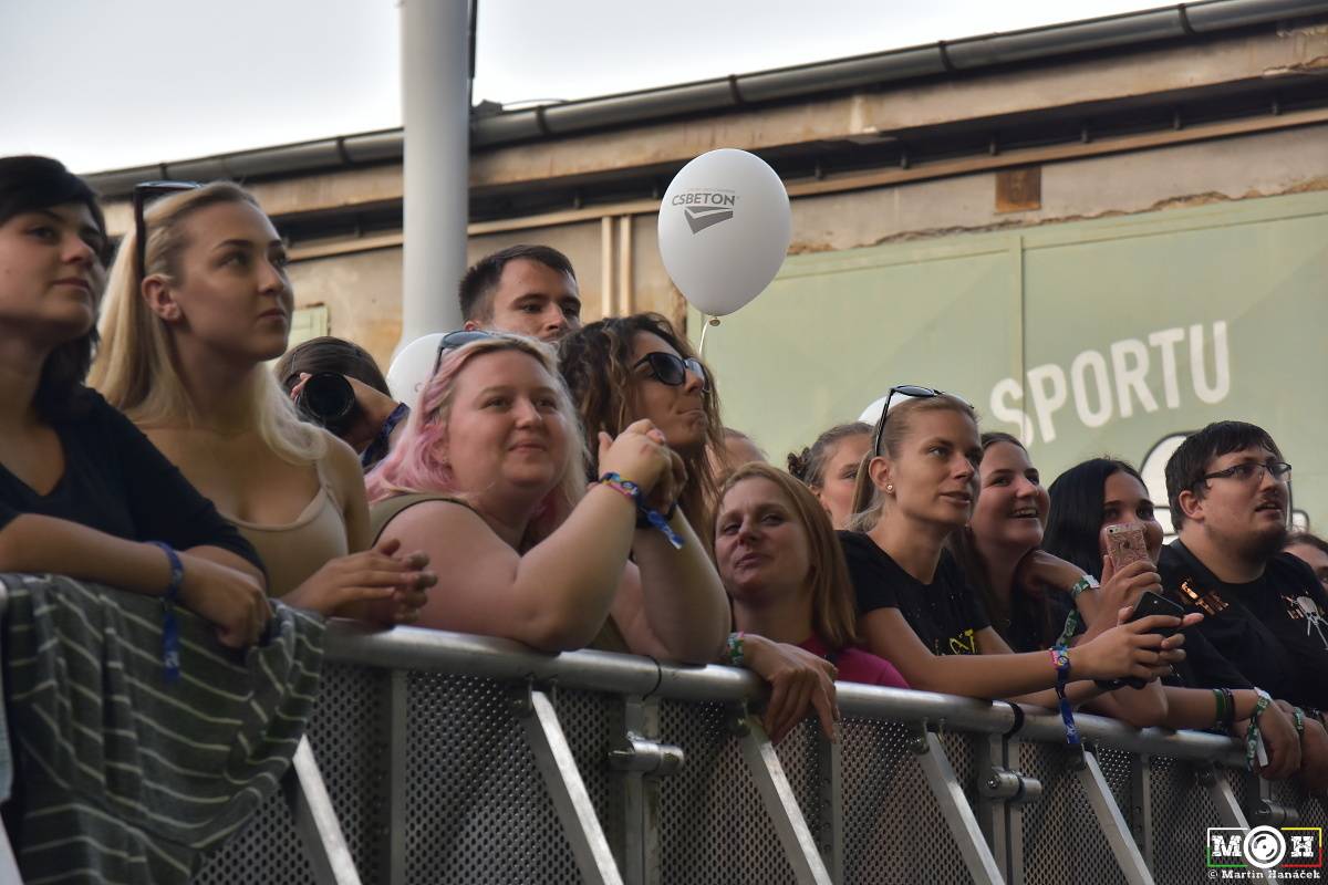 Létofest zamířil do Plzně: Za teplého počasí bavili Monkey Business, Pražský výběr i Marek Ztracený