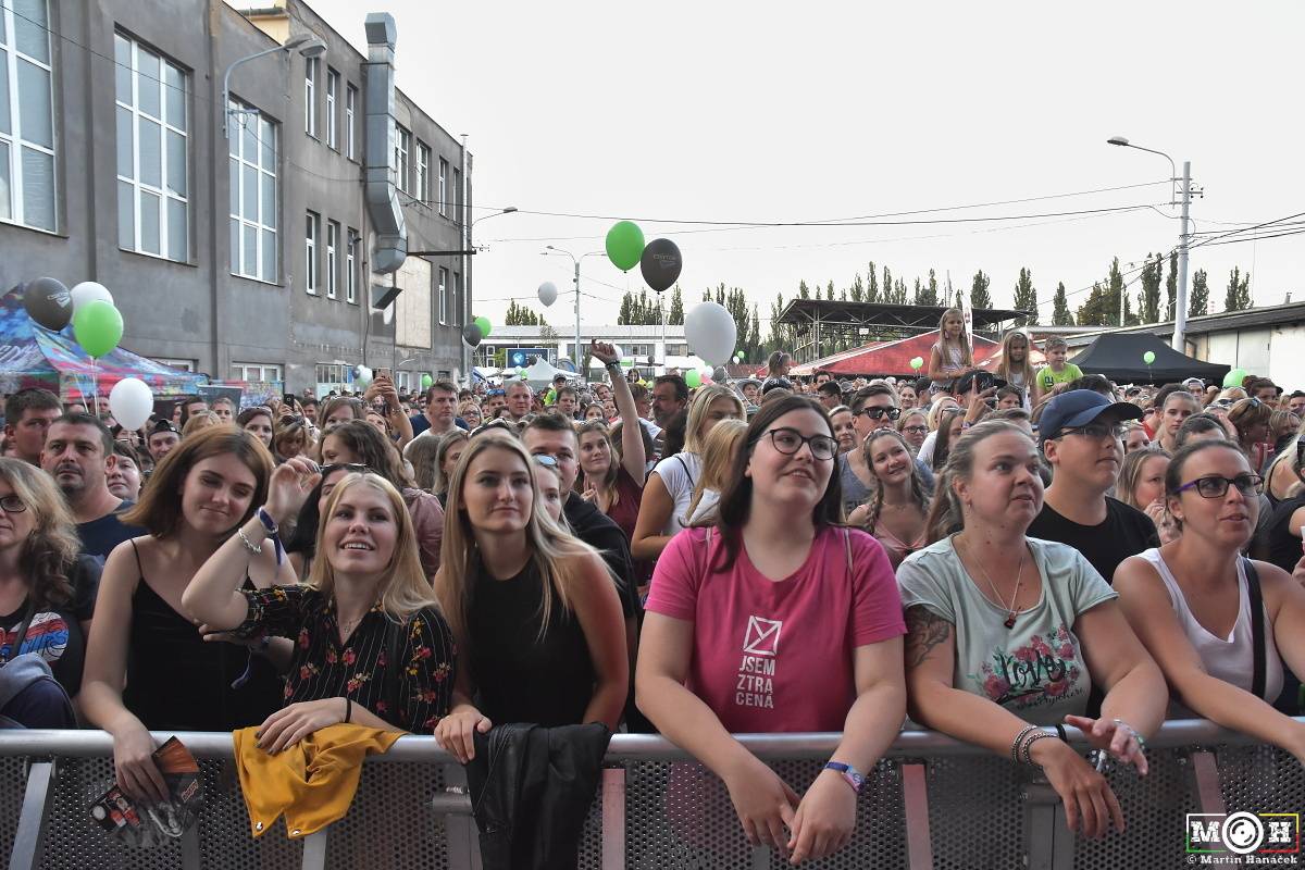 Létofest zamířil do Plzně: Za teplého počasí bavili Monkey Business, Pražský výběr i Marek Ztracený
