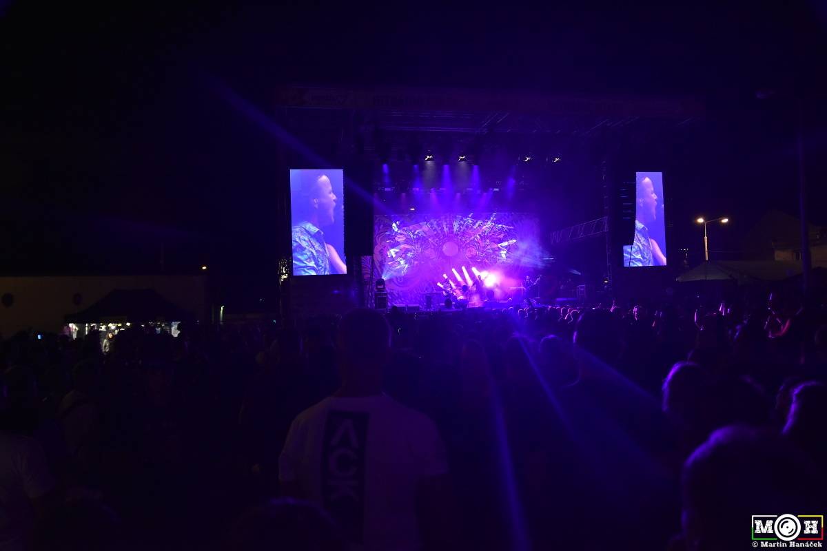 Létofest zamířil do Plzně: Za teplého počasí bavili Monkey Business, Pražský výběr i Marek Ztracený