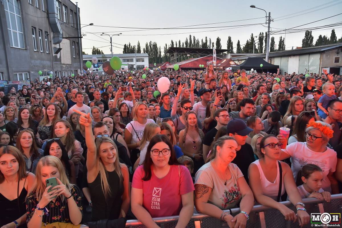 Létofest zamířil do Plzně: Za teplého počasí bavili Monkey Business, Pražský výběr i Marek Ztracený