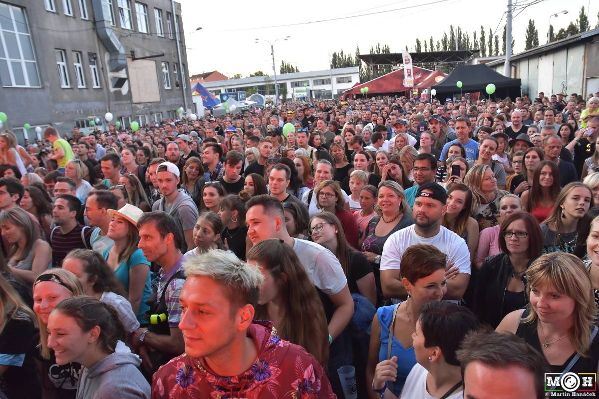 Létofest zamířil do Plzně: Za teplého počasí bavili Monkey Business, Pražský výběr i Marek Ztracený