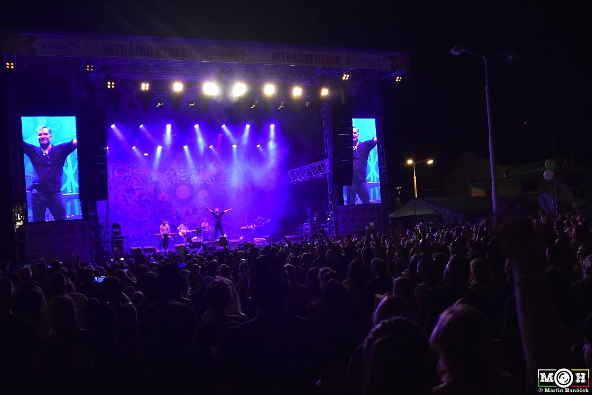 Létofest zamířil do Plzně: Za teplého počasí bavili Monkey Business, Pražský výběr i Marek Ztracený