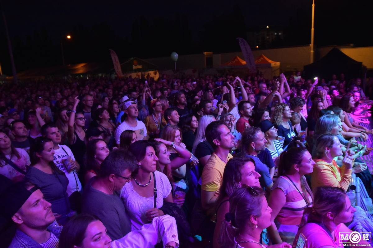Létofest zamířil do Plzně: Za teplého počasí bavili Monkey Business, Pražský výběr i Marek Ztracený