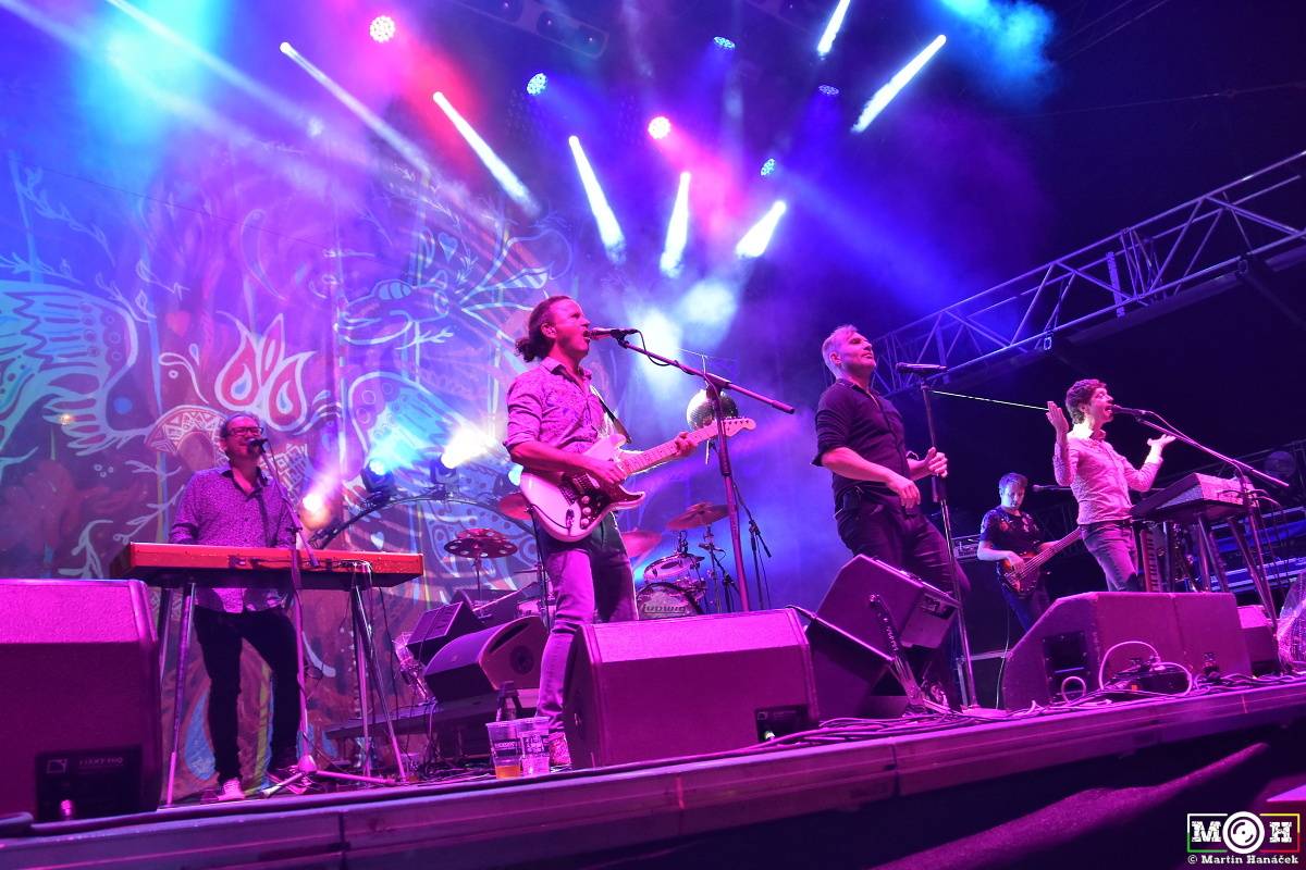 Létofest zamířil do Plzně: Za teplého počasí bavili Monkey Business, Pražský výběr i Marek Ztracený