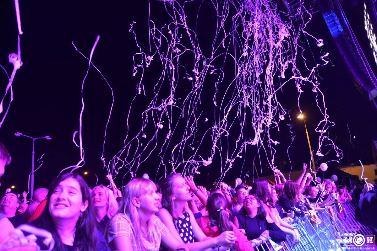 Létofest zamířil do Plzně: Za teplého počasí bavili Monkey Business, Pražský výběr i Marek Ztracený