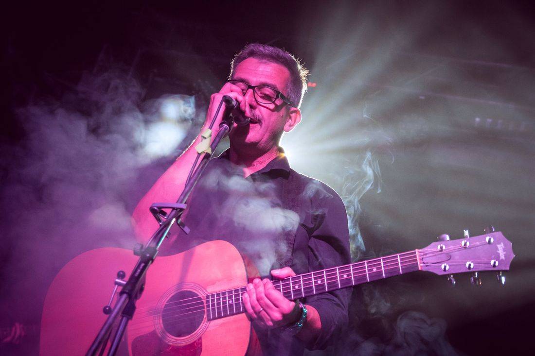 Námořník Adrian T. Bell zpíval na lodi. Na Cargo Gallery zahrál s kapelou The Sleeper Agents