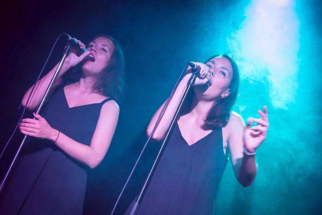 Námořník Adrian T. Bell zpíval na lodi. Na Cargo Gallery zahrál s kapelou The Sleeper Agents