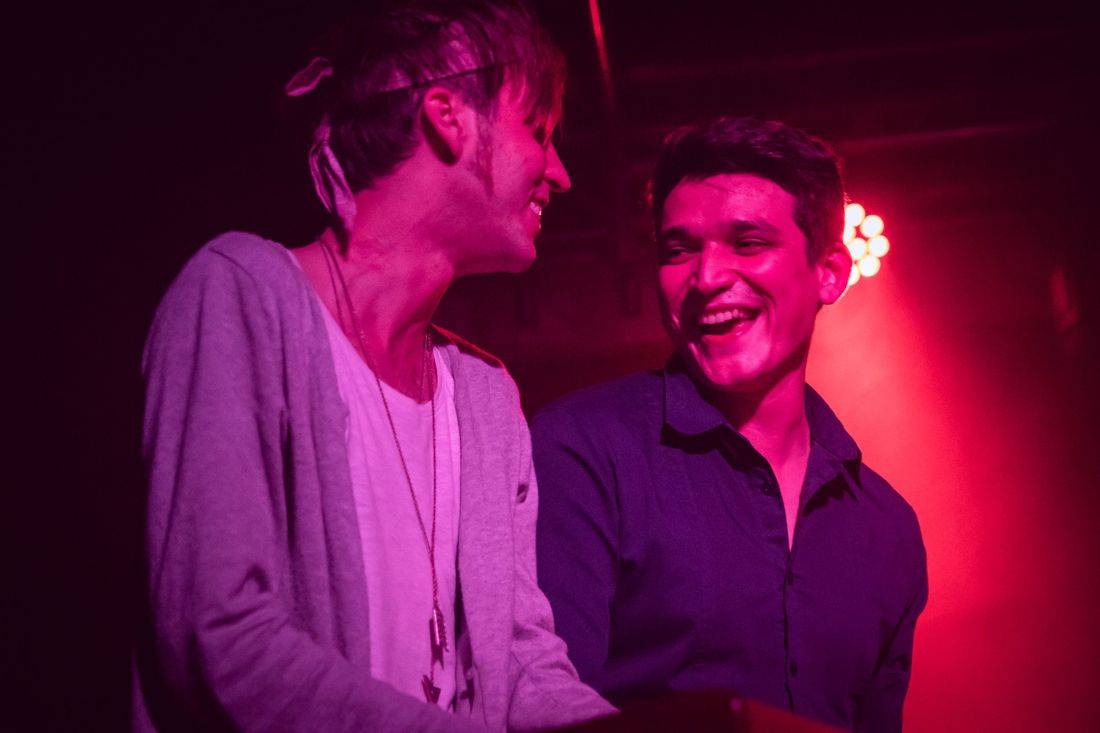 Námořník Adrian T. Bell zpíval na lodi. Na Cargo Gallery zahrál s kapelou The Sleeper Agents