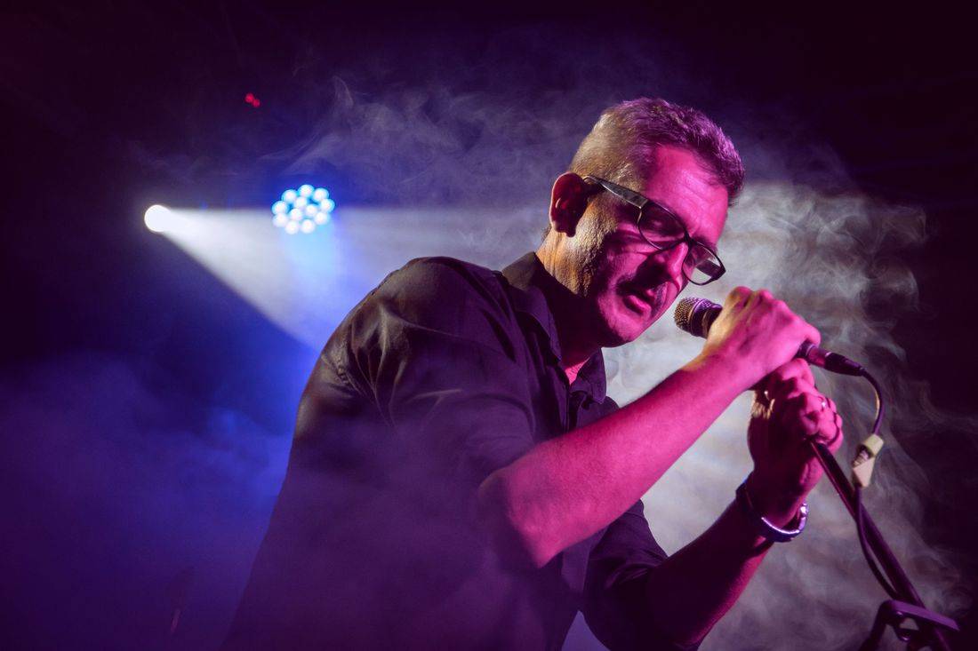 Námořník Adrian T. Bell zpíval na lodi. Na Cargo Gallery zahrál s kapelou The Sleeper Agents