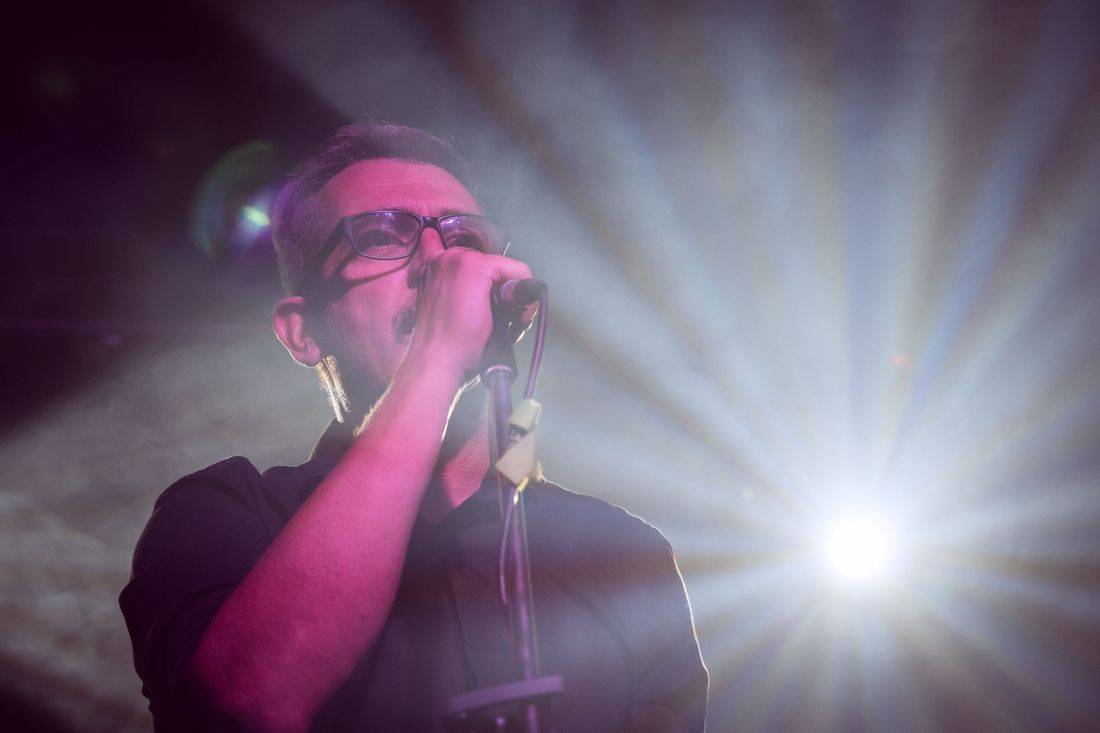 Námořník Adrian T. Bell zpíval na lodi. Na Cargo Gallery zahrál s kapelou The Sleeper Agents