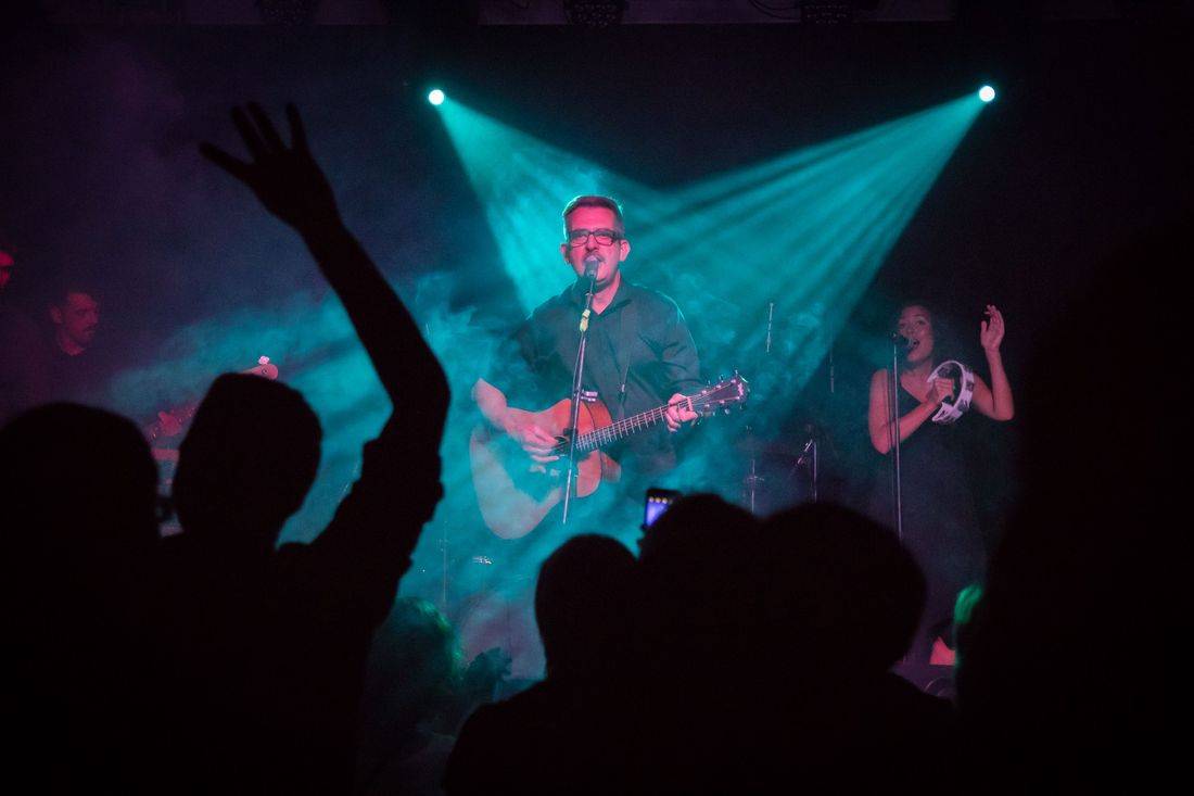 Námořník Adrian T. Bell zpíval na lodi. Na Cargo Gallery zahrál s kapelou The Sleeper Agents