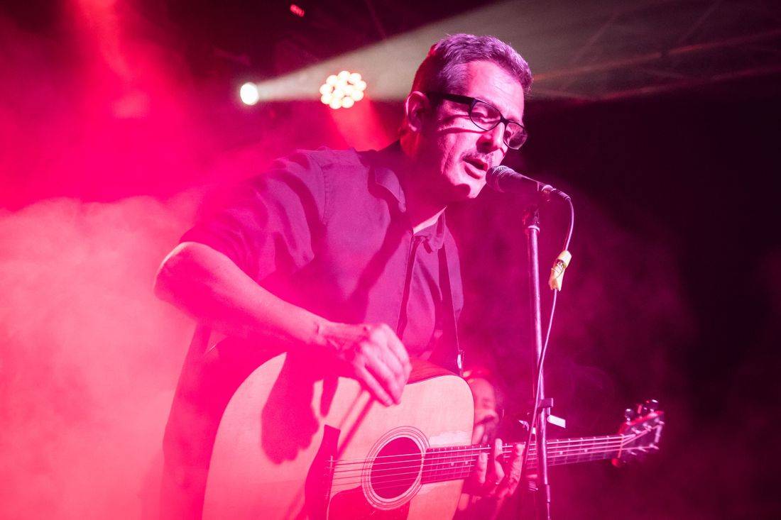 Námořník Adrian T. Bell zpíval na lodi. Na Cargo Gallery zahrál s kapelou The Sleeper Agents