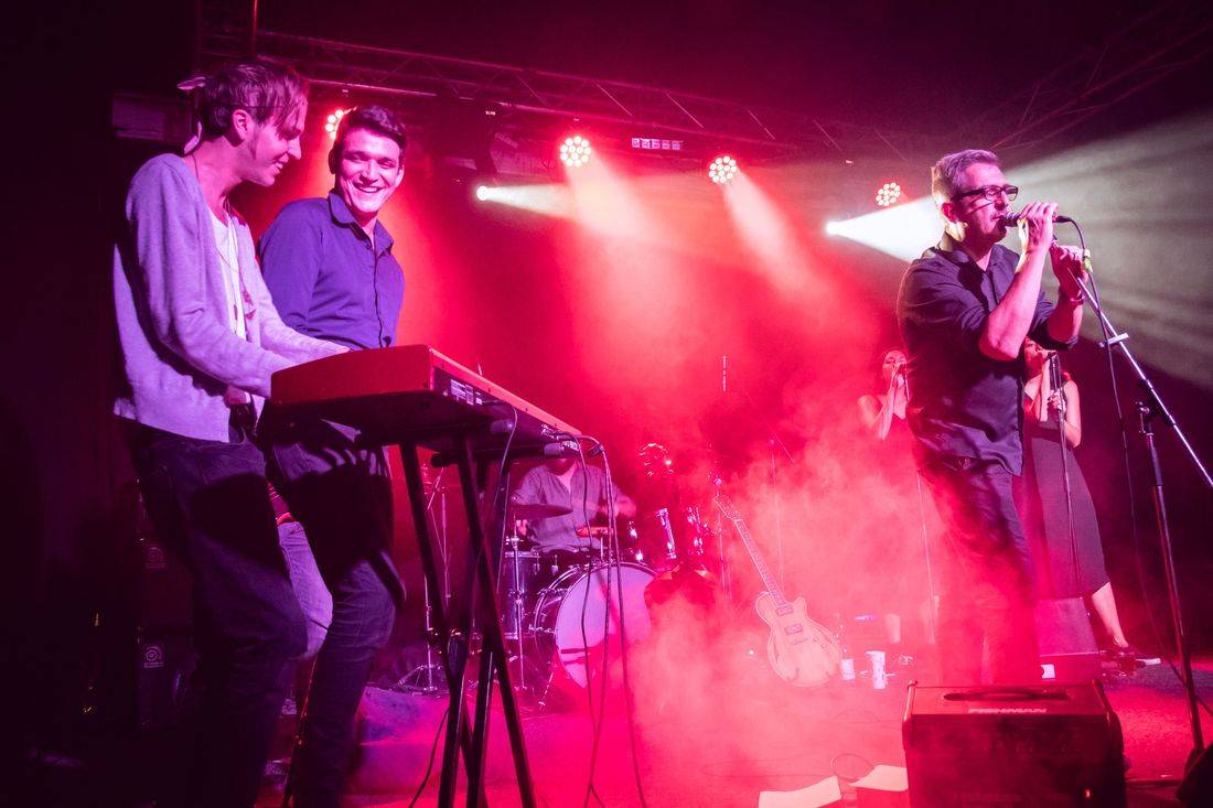 Námořník Adrian T. Bell zpíval na lodi. Na Cargo Gallery zahrál s kapelou The Sleeper Agents