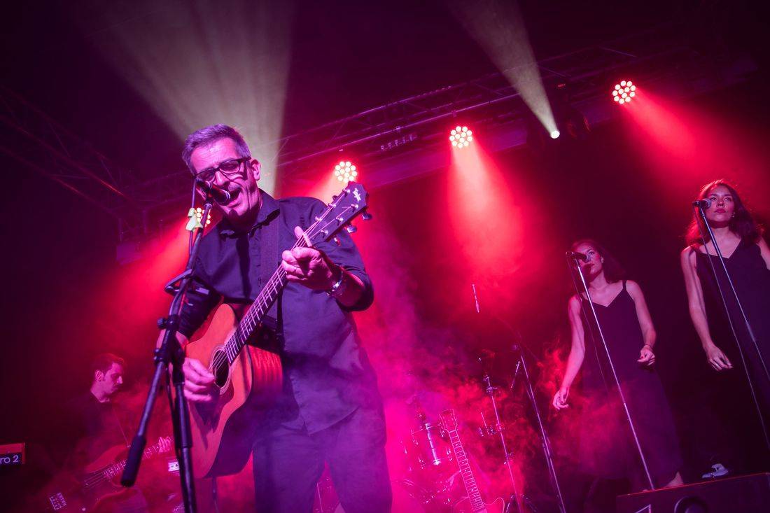 Námořník Adrian T. Bell zpíval na lodi. Na Cargo Gallery zahrál s kapelou The Sleeper Agents