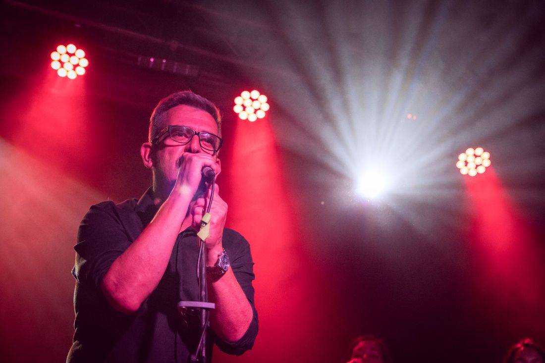 Námořník Adrian T. Bell zpíval na lodi. Na Cargo Gallery zahrál s kapelou The Sleeper Agents