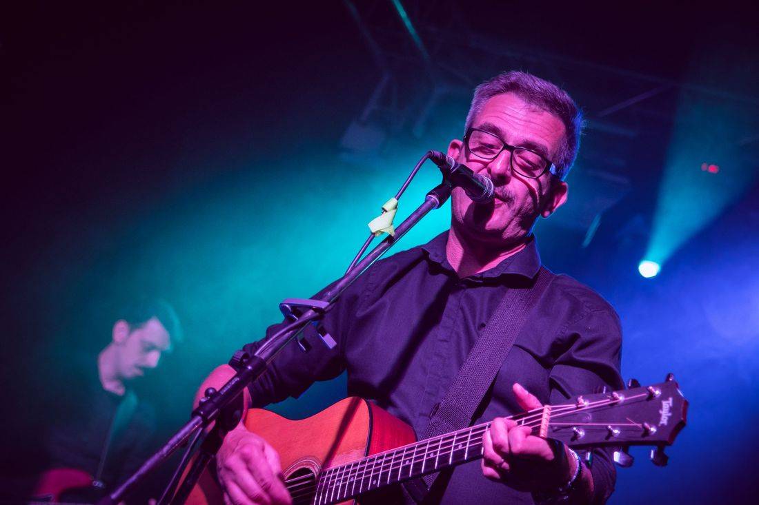 Námořník Adrian T. Bell zpíval na lodi. Na Cargo Gallery zahrál s kapelou The Sleeper Agents