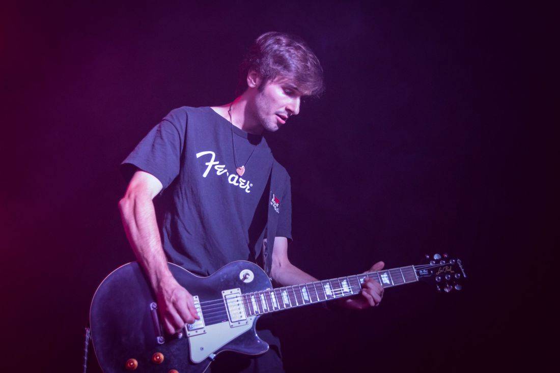 Námořník Adrian T. Bell zpíval na lodi. Na Cargo Gallery zahrál s kapelou The Sleeper Agents