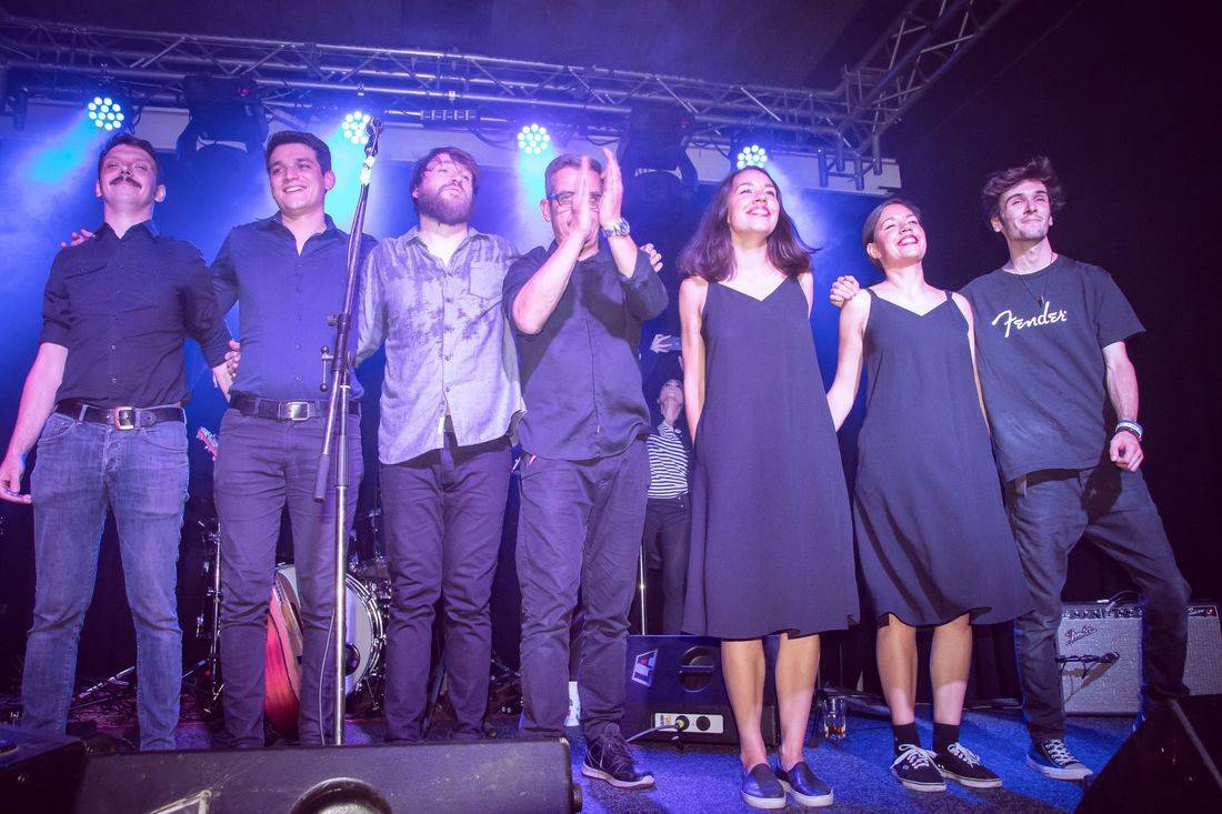 Námořník Adrian T. Bell zpíval na lodi. Na Cargo Gallery zahrál s kapelou The Sleeper Agents