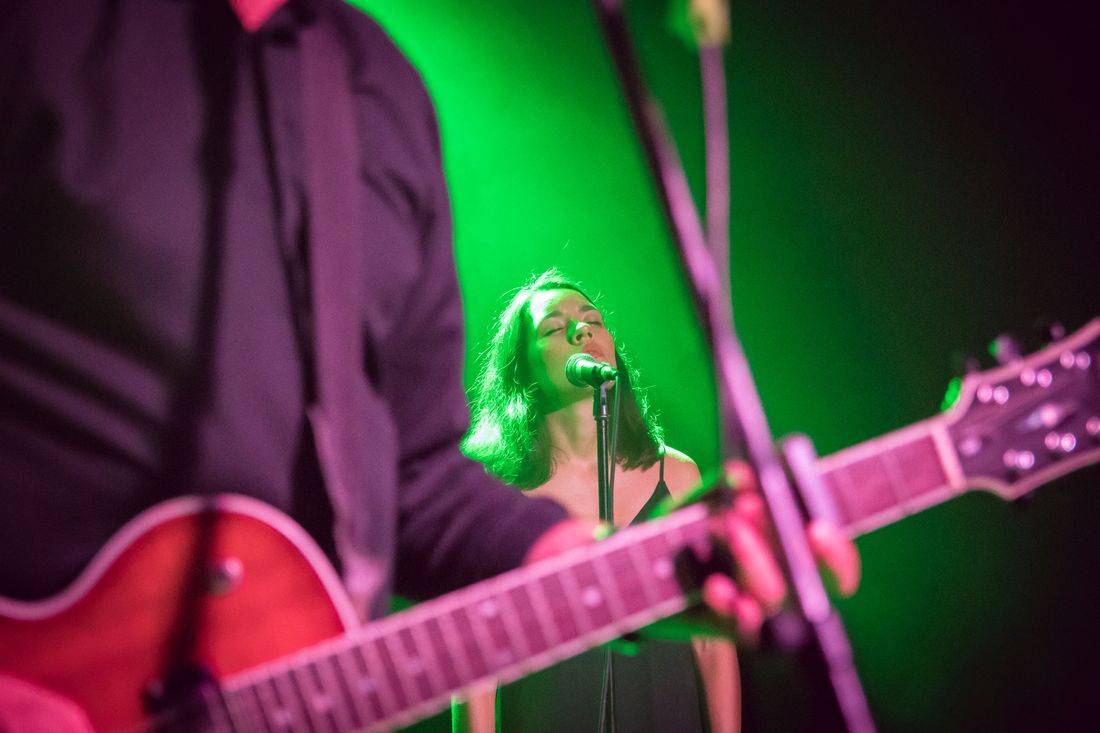 Námořník Adrian T. Bell zpíval na lodi. Na Cargo Gallery zahrál s kapelou The Sleeper Agents