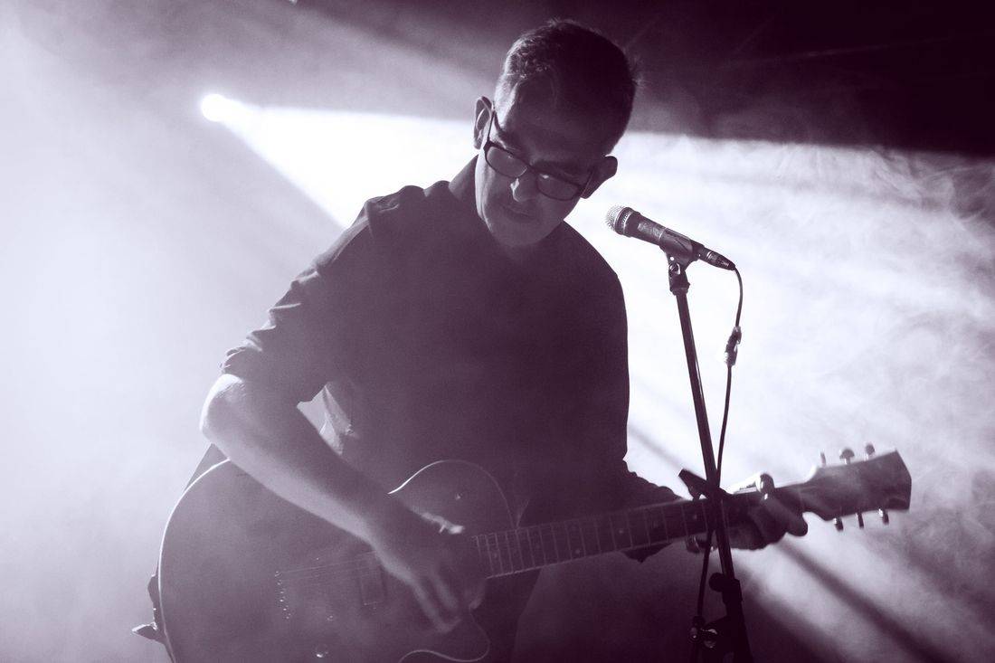 Námořník Adrian T. Bell zpíval na lodi. Na Cargo Gallery zahrál s kapelou The Sleeper Agents