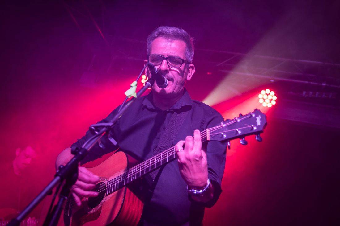 Námořník Adrian T. Bell zpíval na lodi. Na Cargo Gallery zahrál s kapelou The Sleeper Agents