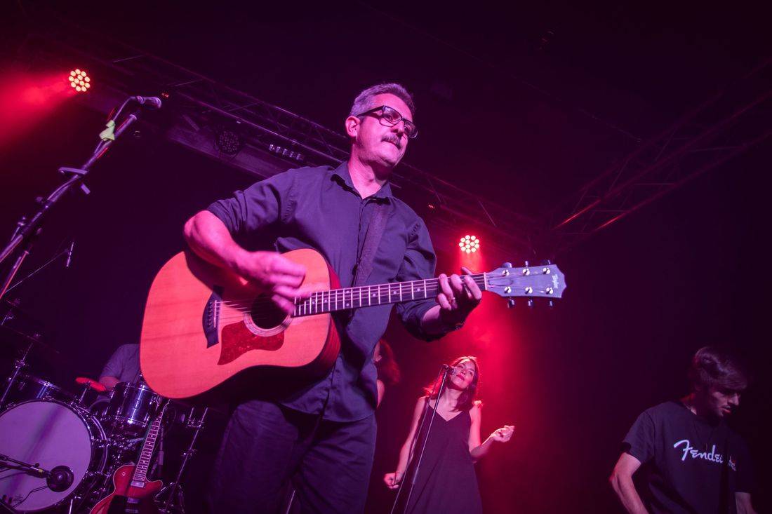 Námořník Adrian T. Bell zpíval na lodi. Na Cargo Gallery zahrál s kapelou The Sleeper Agents