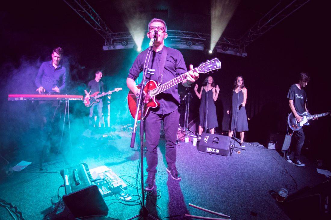 Námořník Adrian T. Bell zpíval na lodi. Na Cargo Gallery zahrál s kapelou The Sleeper Agents