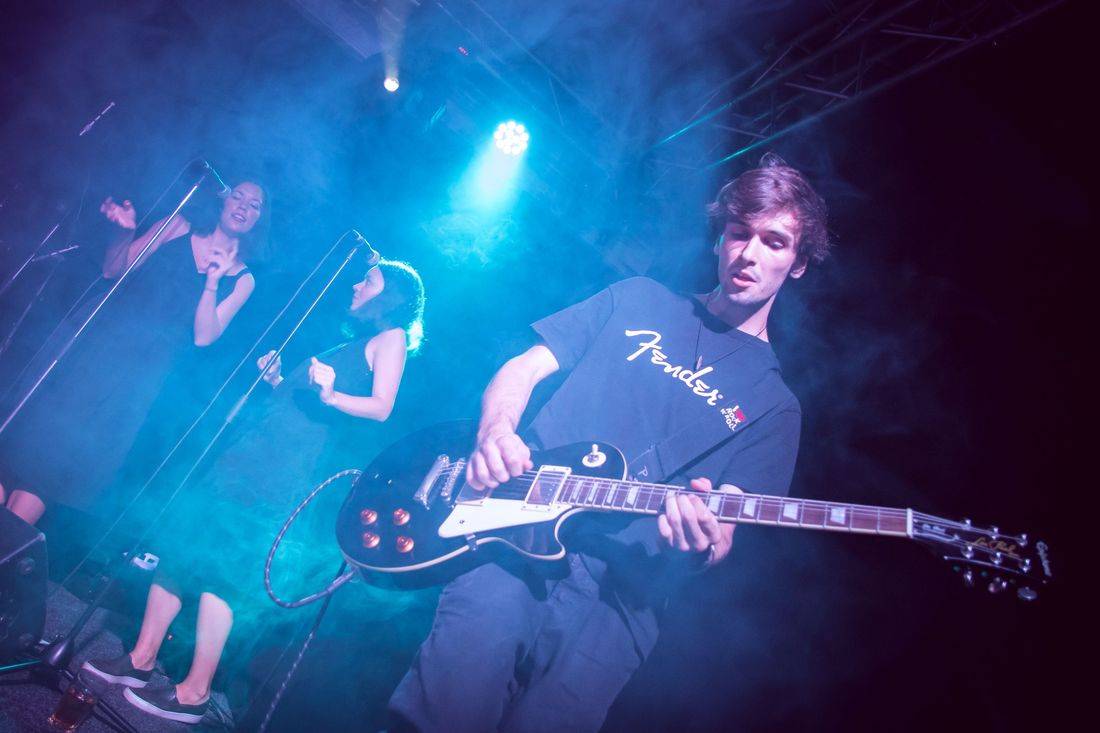 Námořník Adrian T. Bell zpíval na lodi. Na Cargo Gallery zahrál s kapelou The Sleeper Agents