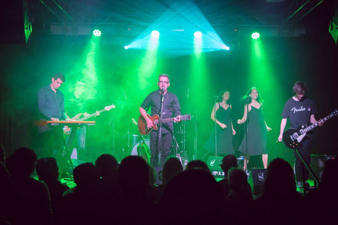 Námořník Adrian T. Bell zpíval na lodi. Na Cargo Gallery zahrál s kapelou The Sleeper Agents