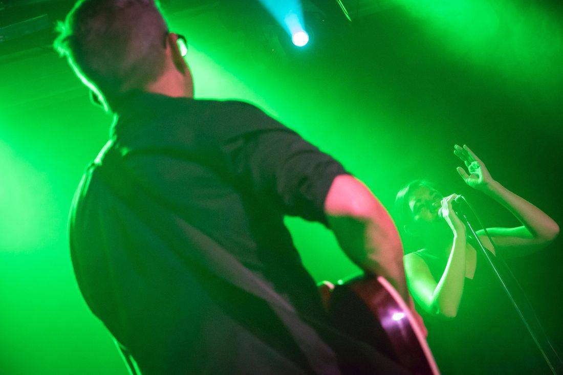 Námořník Adrian T. Bell zpíval na lodi. Na Cargo Gallery zahrál s kapelou The Sleeper Agents