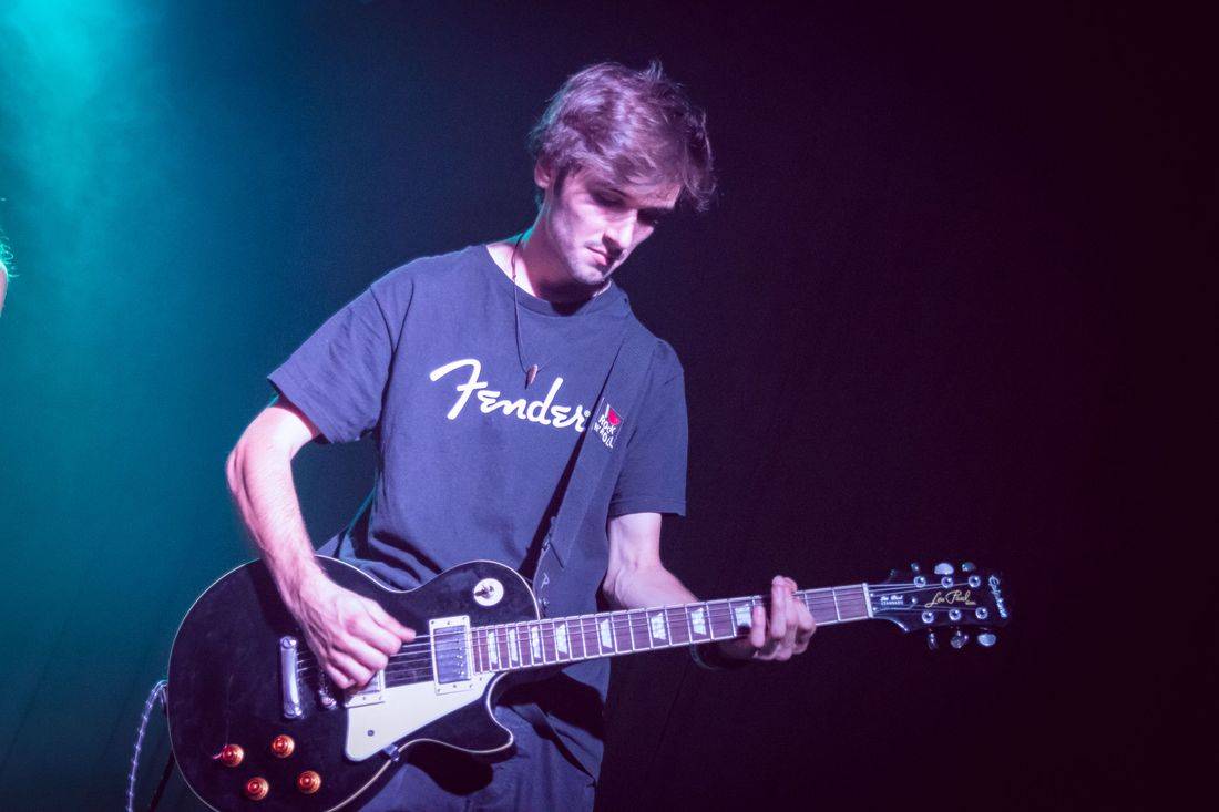 Námořník Adrian T. Bell zpíval na lodi. Na Cargo Gallery zahrál s kapelou The Sleeper Agents