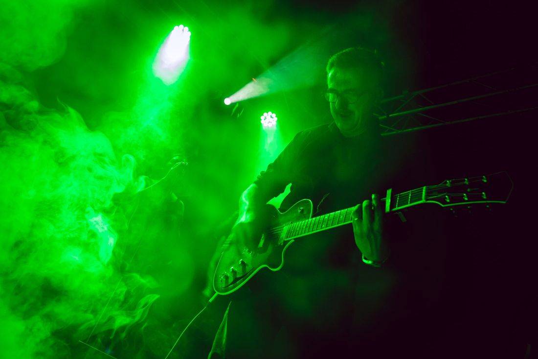 Námořník Adrian T. Bell zpíval na lodi. Na Cargo Gallery zahrál s kapelou The Sleeper Agents