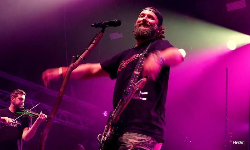 Divokej Bill Doma: V Úvalech zahrál sousedům a kamarádům, vystoupili i Medvěd 009 a Tereza Balonová