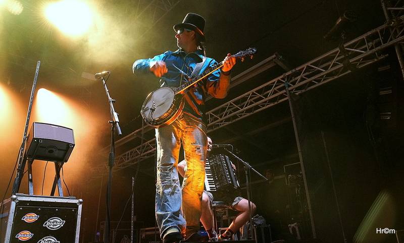 Divokej Bill Doma: V Úvalech zahrál sousedům a kamarádům, vystoupili i Medvěd 009 a Tereza Balonová