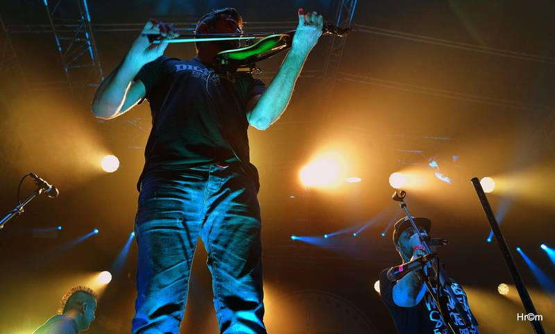 Divokej Bill Doma: V Úvalech zahrál sousedům a kamarádům, vystoupili i Medvěd 009 a Tereza Balonová