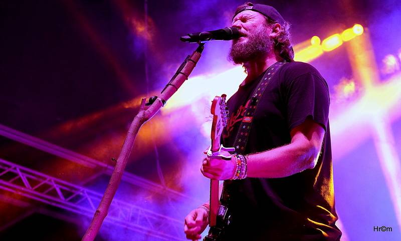 Divokej Bill Doma: V Úvalech zahrál sousedům a kamarádům, vystoupili i Medvěd 009 a Tereza Balonová